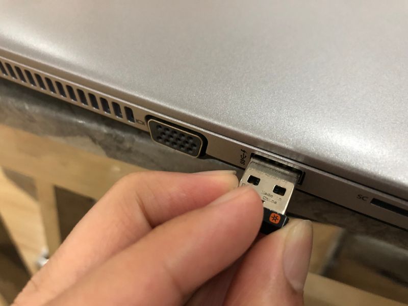 和需要链接的外设的USB口完全一样大，外设插不进去，无论是鼠标、U盘还是移动硬盘