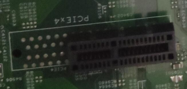 明明是PCI*4的接口，端子却只焊了一半