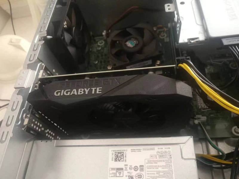 图2: GTX1650短卡安装图